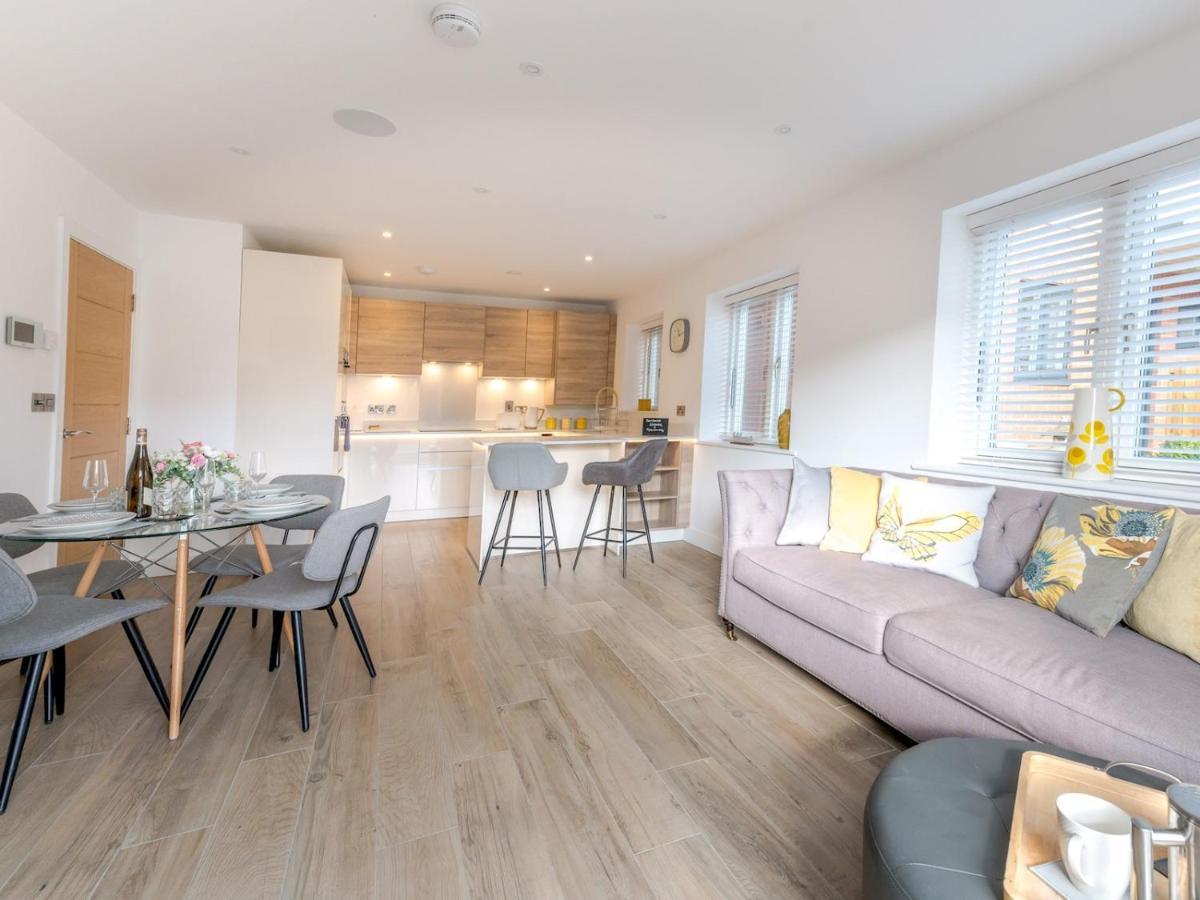 Pass The Keys Contemporary Apartment With Secure Parking Shrewsbury Exterior foto