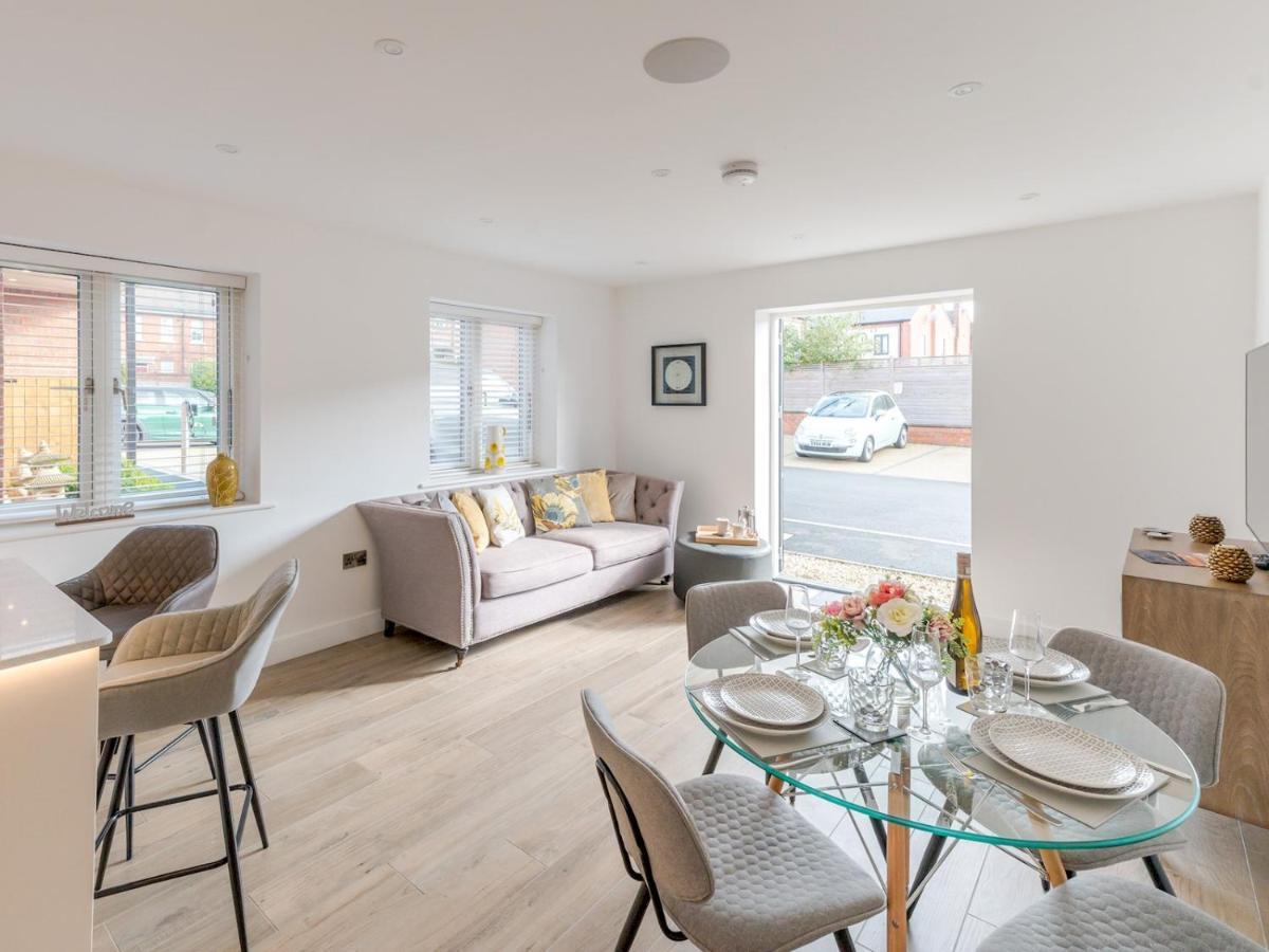 Pass The Keys Contemporary Apartment With Secure Parking Shrewsbury Exterior foto