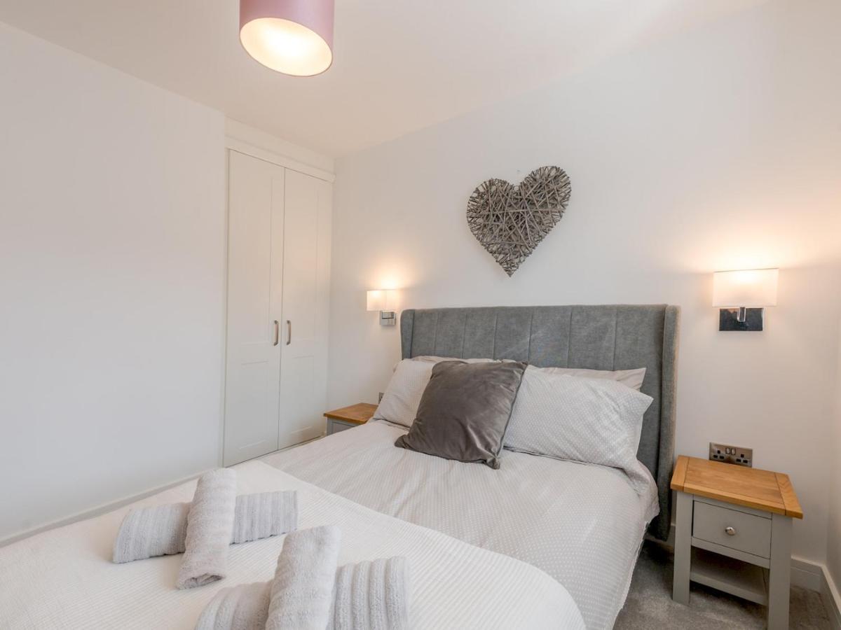 Pass The Keys Contemporary Apartment With Secure Parking Shrewsbury Exterior foto