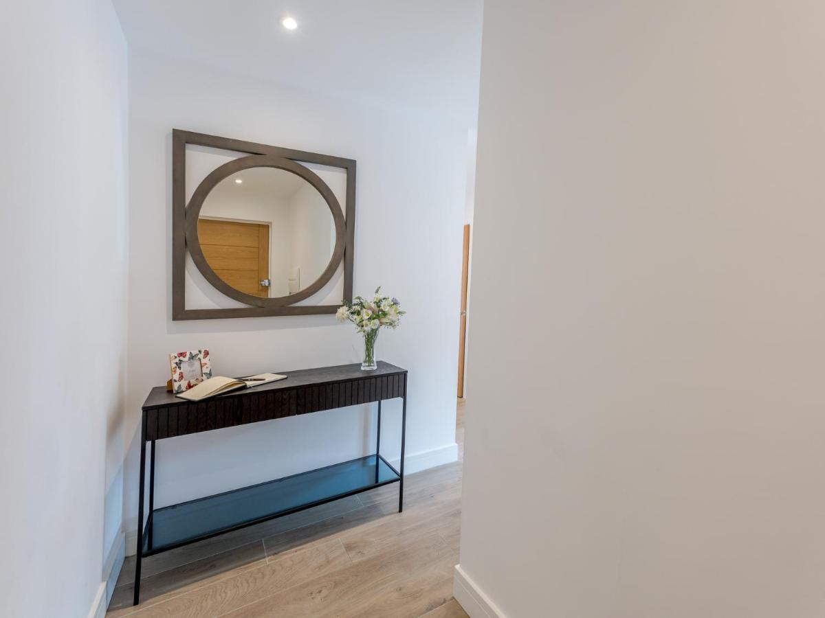 Pass The Keys Contemporary Apartment With Secure Parking Shrewsbury Exterior foto