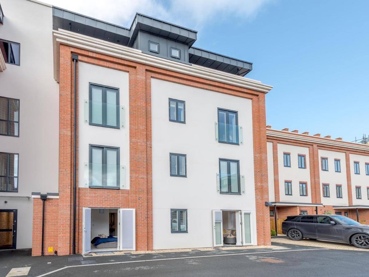 Pass The Keys Contemporary Apartment With Secure Parking Shrewsbury Exterior foto